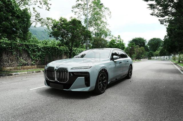 2023 BMW i7xDrive60 M Sport Brooklyn Grey Metallic - 1