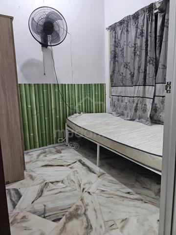 Room Male Mines Shopping, Balakong, PUTRAJAYA 1