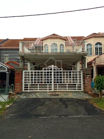 Rumah telah direnovate sepenuhnya. parking luas, balconi luas. 1