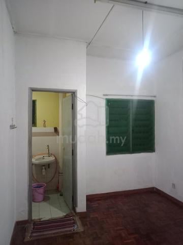 pdn indah MPAJ kapital mall side 2 sty hse medium or master rom to let 1