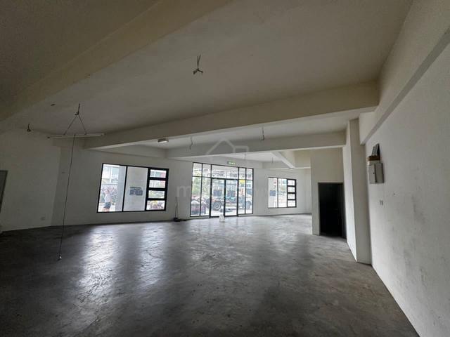 Silk Sky Corner Unit  GF SHOP LOT @ BALAKONG 1