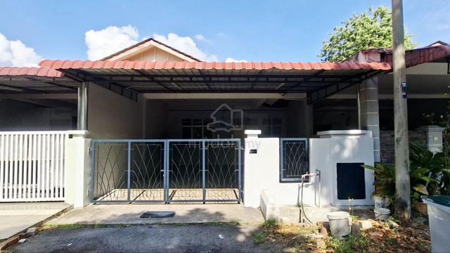 Teres setingkat di Taman Tasik Utama Ayer keroh 1