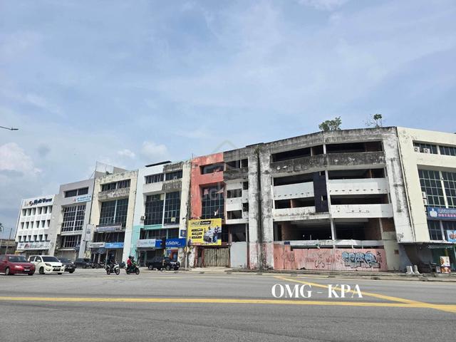 Port Klang 4.5 Storey Shop Lot 22x75 Tenanted Facing Main Road 1