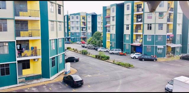 Rumah Flat Hijau Kubang Kerian Depan HUSM 1