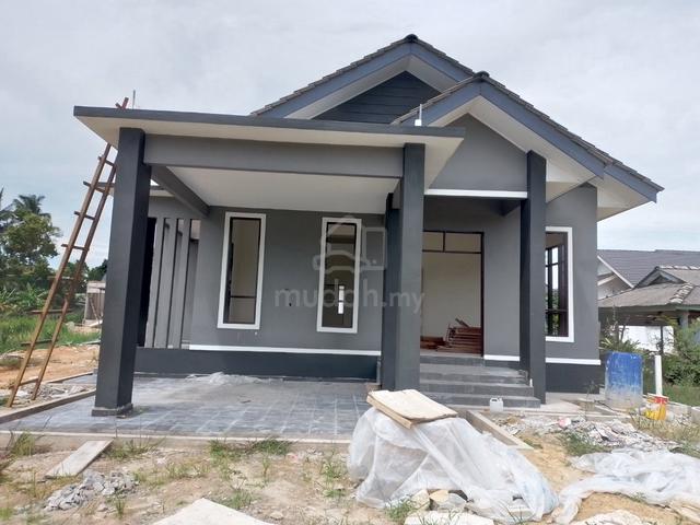Banglow tepi jalan utama Padang salim 1