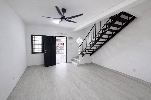 {BELOW MARKET}{RENOVATED} Jalan Intan 3, Taman Cahaya Masai 1