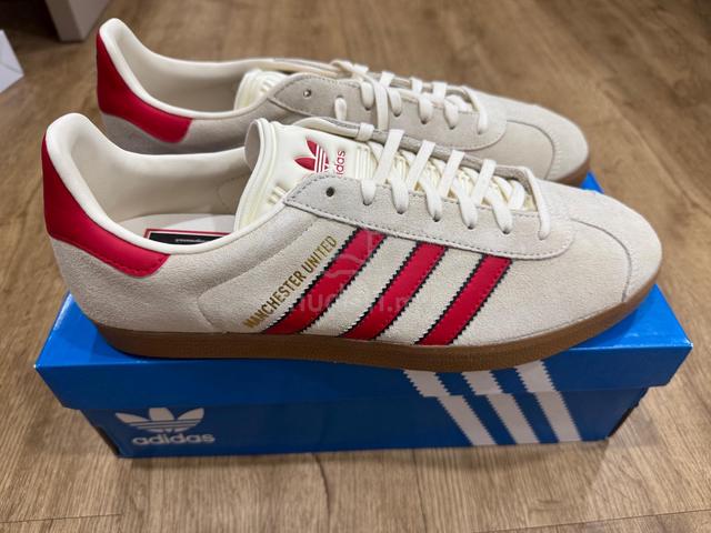 adidas gazelle silver green womens adidas Originals Gazelle x Manchester United - Utility Black/Preloved  Yellow/Gum 4 main image 0