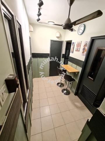 Pusat Komersial Seksyen 7 Shah Alam | Bilik Sewa Level 1 – WANITA 1