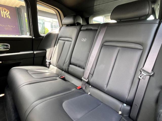 2025 Rolls Royce Cullinan Black Badge 6.75 V12 - 4
