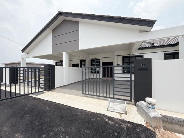Full Loan Extended Backyard Freehold Single Storey Alor Gajah Tampin 1