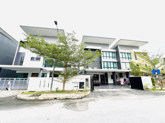 3 Storey Bungalow, PERDANA HEIGHTS, Seksyen U10, Shah Alam 1