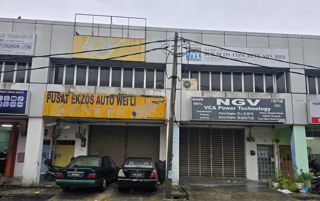 2 adjacent double storey shops Kawasan Perindustrian IGB 1