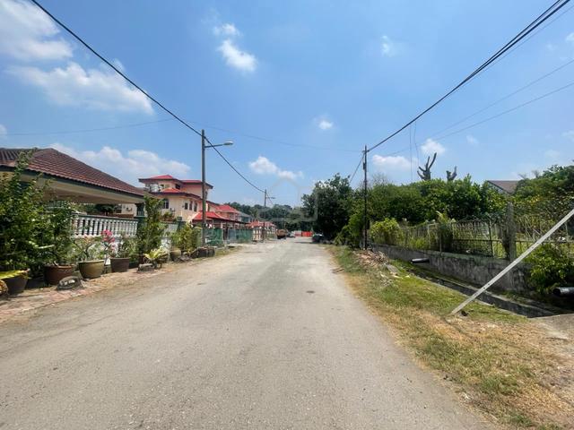 Bangi Lama Next to Bangi Wonderland SK, SJK walking to KTM 1