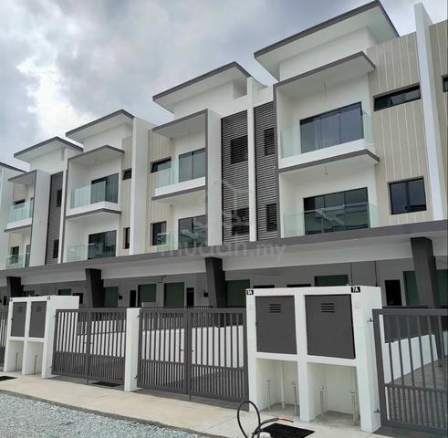 Queen Room for Rent – Female Only (Sepang / KLIA / INTI) 1