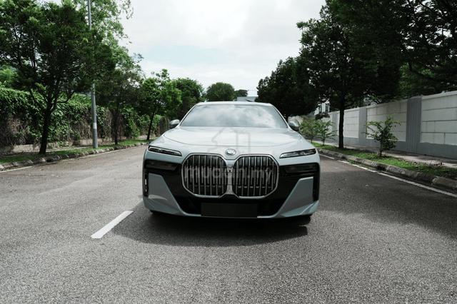 2023 BMW i7xDrive60 M Sport Brooklyn Grey Metallic - 3