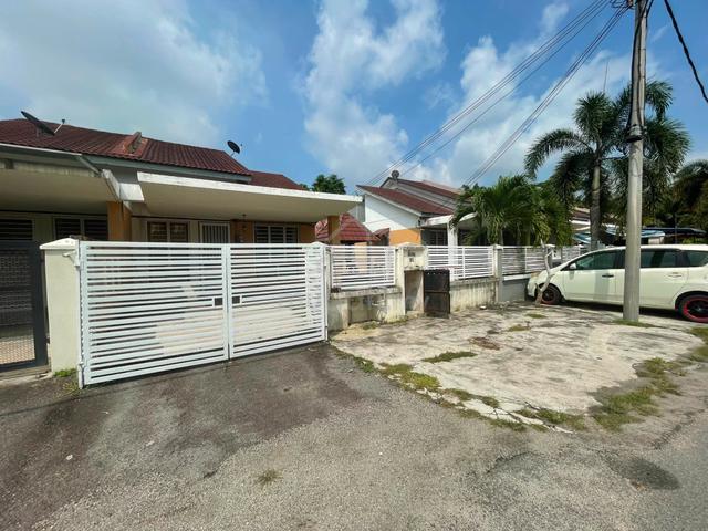 [End Lot with Extra Land] 1-Storey Terrace House For Sale Salak Tinggi 1