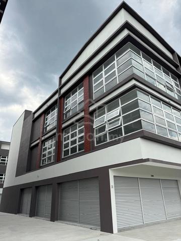 New 3 Storey END LOT Shop Lot in Temu 2 Elmina, For Rent. 1