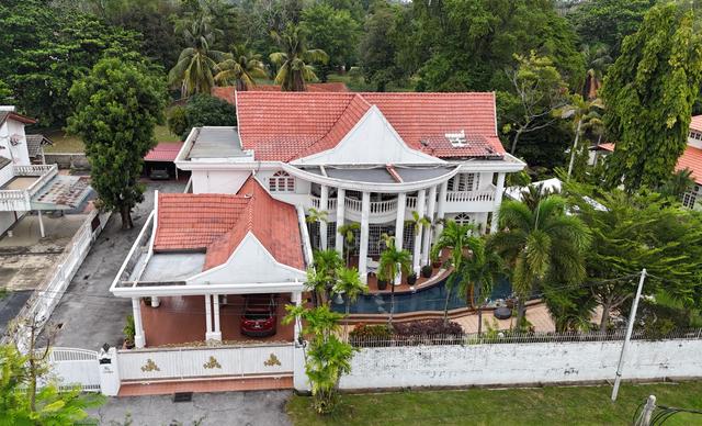 [16,812 SQFT] Freehold 2-Storey Bungalow Tok Sira, Kuantan 1