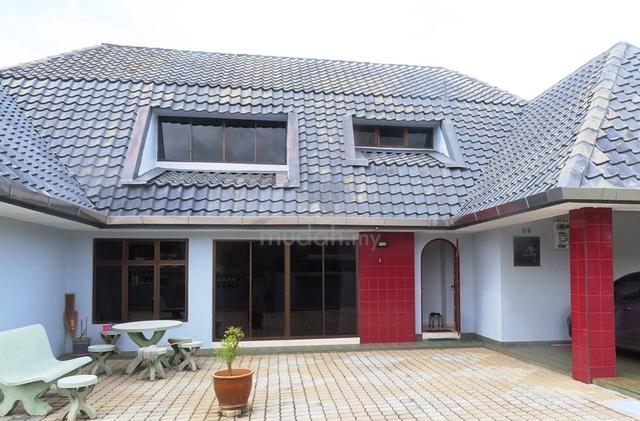 Well maintained home in Town close to sea. 1