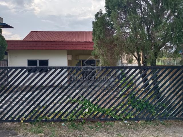 Single-Storey | 4,972 sq ft Land | Jalan Sekolah Chong Hwa, Kluang ! 1