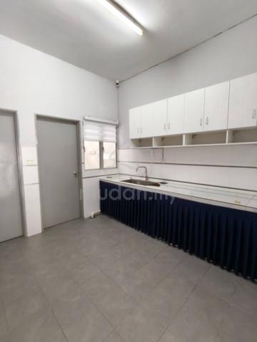 Alam Nusantara Setia Alam with kitchen table top,4 aircond,2 heater 1