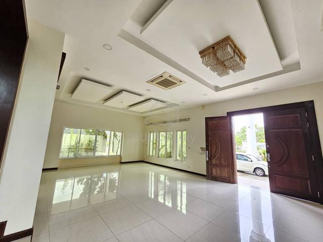 Prestigious 8-Bedroom Bungalow For Rent  1