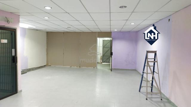 3 Stry Shoplot Jalan Sekerat ready partition facing mainroad for rent 1