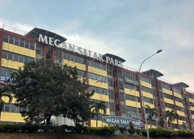 Limited Unit Megan Salak Park Desa Petaling Ground Floor Shop Freehold 1