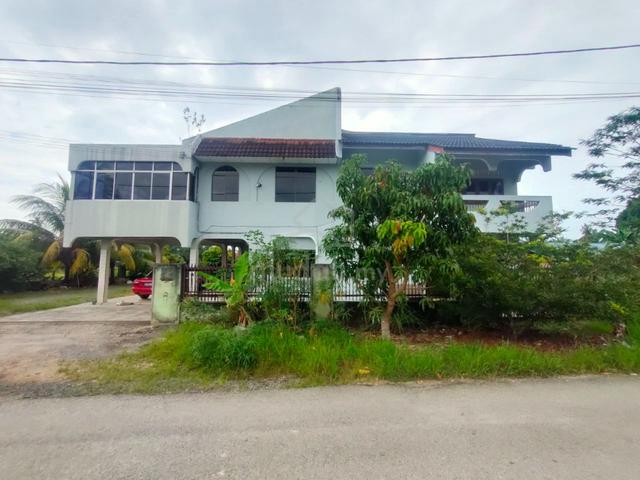 Banglo Beserta Tanah Yang Luas, 7 Blk 4 Blk Air, Bt Pahat, Johor 3