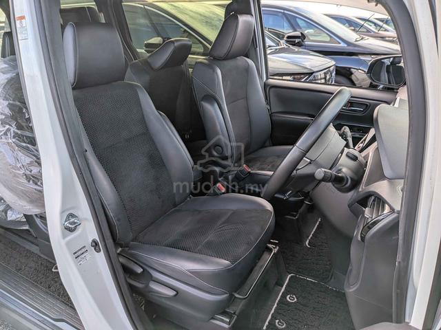 2021 Toyota Voxy 2.0 Kirameki 3 8 YEAR WARRANTY - 2