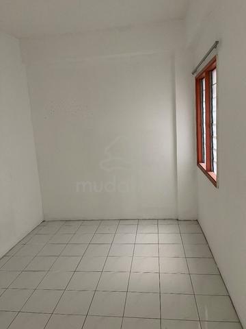 Putra Ria Apartment (Seri Kembangan) 1