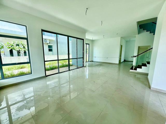 FREEHOLD SPACIOUS Bungalow House Frangipani Villas Kota Seriemas Nilai 1