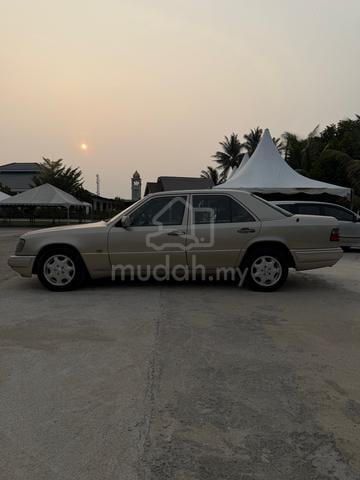 1 owner classic Mercedes Benz 230E 2.3 W124 (A) - 4