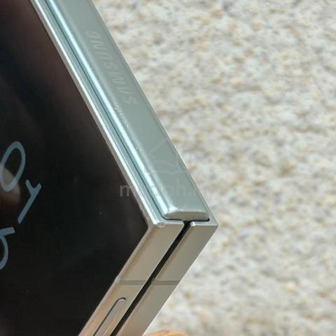 Samsung Z Flip 7 12+512GB - photo 2 of 6