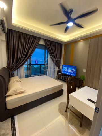 Balcony room (big wardrobe, queen bed, smart TV) at R&F mall for rent 1