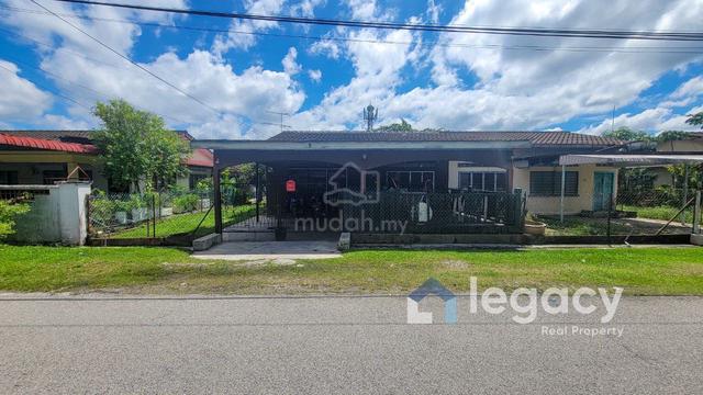 FreeHold- SemiD Belakang surau Di Pekan Baru Teluk Intan Negotiable. 1