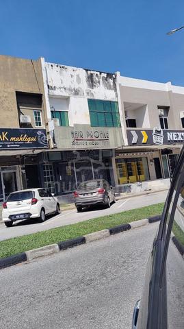 HIgh traffic shop lot near restaurant Madinah Manjung Fully Renovated 1