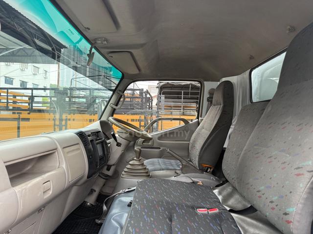 Hino XZU413R 3 Ton 17 Kaki Box Bonded 6 Pintu Lori - photo 4 of 6
