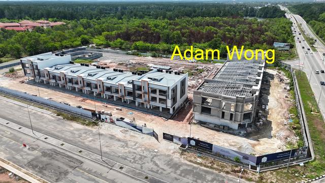 CORNER LOT NEW UNIT 3 Storey Shoplot PRIME AREA Aman Parc For Rent 1