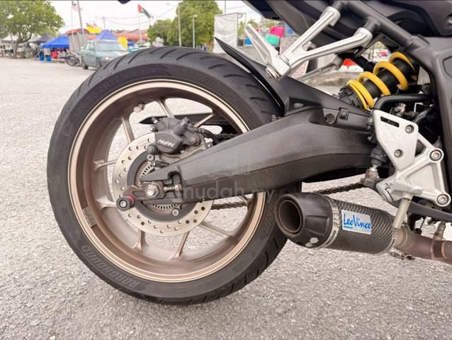 Tip Top Low Mileage Honda CB650R - photo 6 of 11
