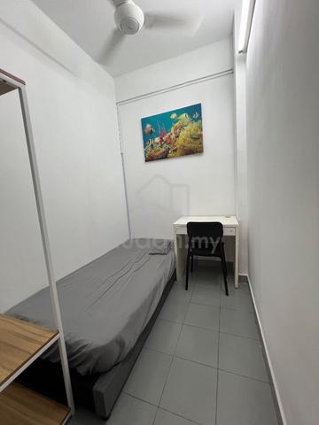 Near LRT Ara Damansara - male small room ( Puncak Seri Kelana condo ) 1