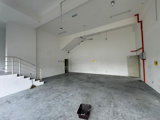 Desa Cemerlang / 1.5 storey Semi-D Factory / Land size 12000 sqft 1