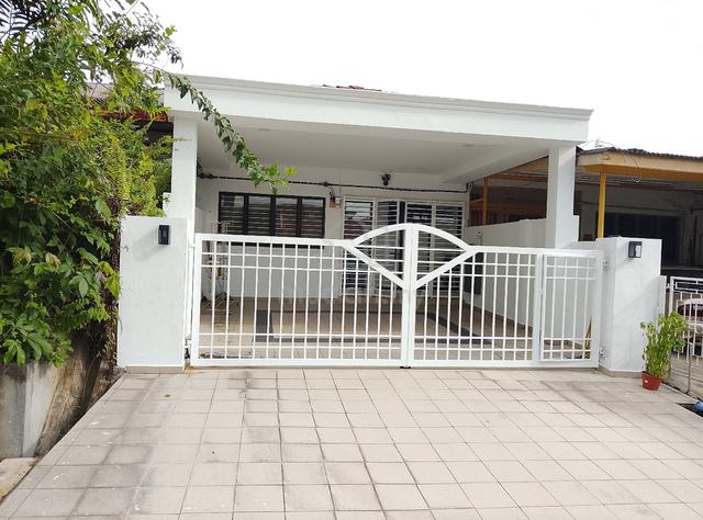 Master bedroom with private bathroom near MRT kuchai  1