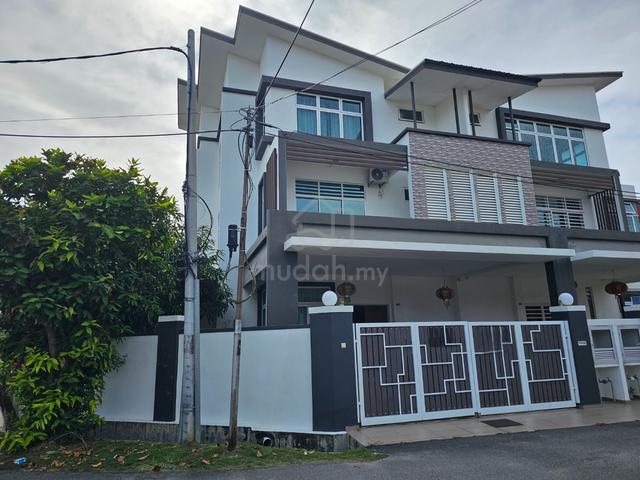 Freehold 3 Storey Semi D renovated at Bukit Senjuang 1