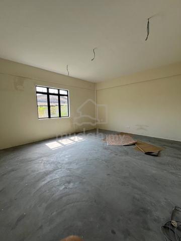 Kempas denai Bungalow 2.5storey Bare Unit 9bed 4big bath 5