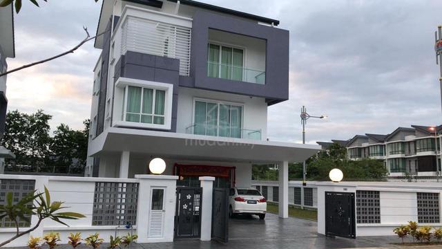 Free hold puchong 3sty bungalows for sale 1