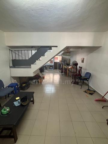 Sri Muda Shah Alam 3 Storey Terrace House 3R2B well furnished for RENT 1
