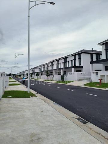 Eco Tropic Breezegate New Double Storey unit for rent 1