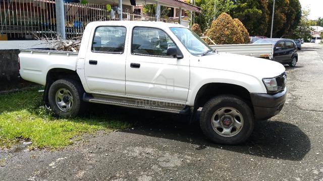 2004 Toyota HILUX 2.8 (M) - 1