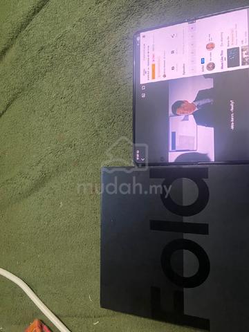 Samsung Z Fold 4  - photo 3 of 6